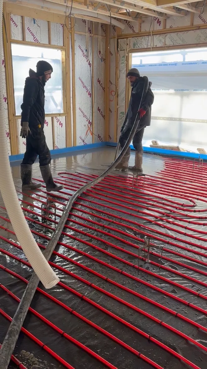 Underfloor heating pipes and liquid screed pour